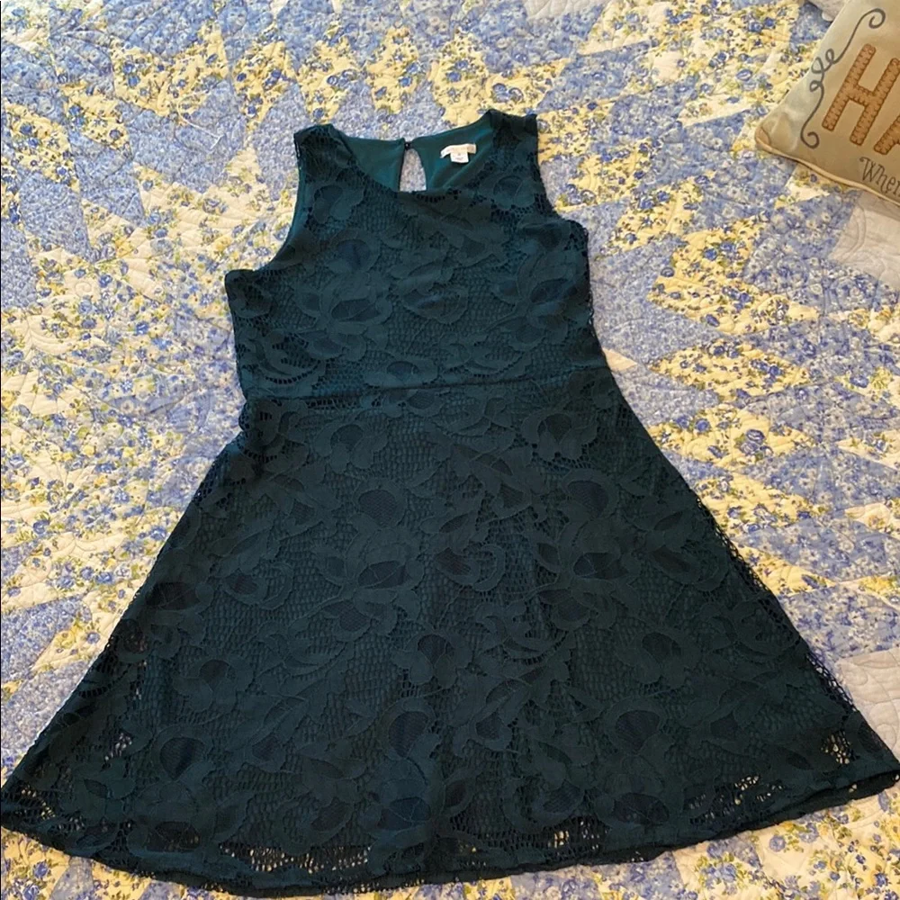 Elegant Green Lace Dress - Picture 2 of 3